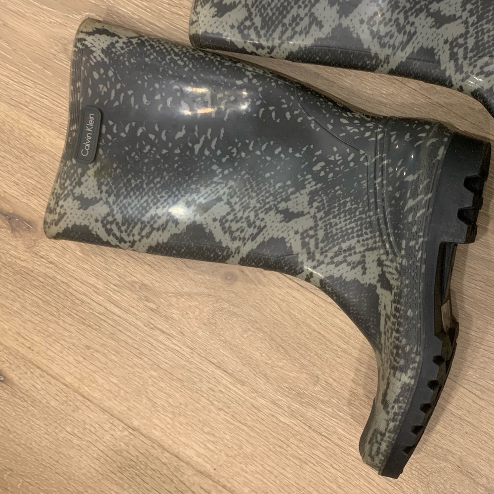 Calvin Klein snake print rain boots. (Basically brand new only worn once!)🖤